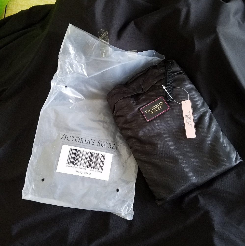 VICTORIA'S SECRET - NWT - self-storing duffle bag